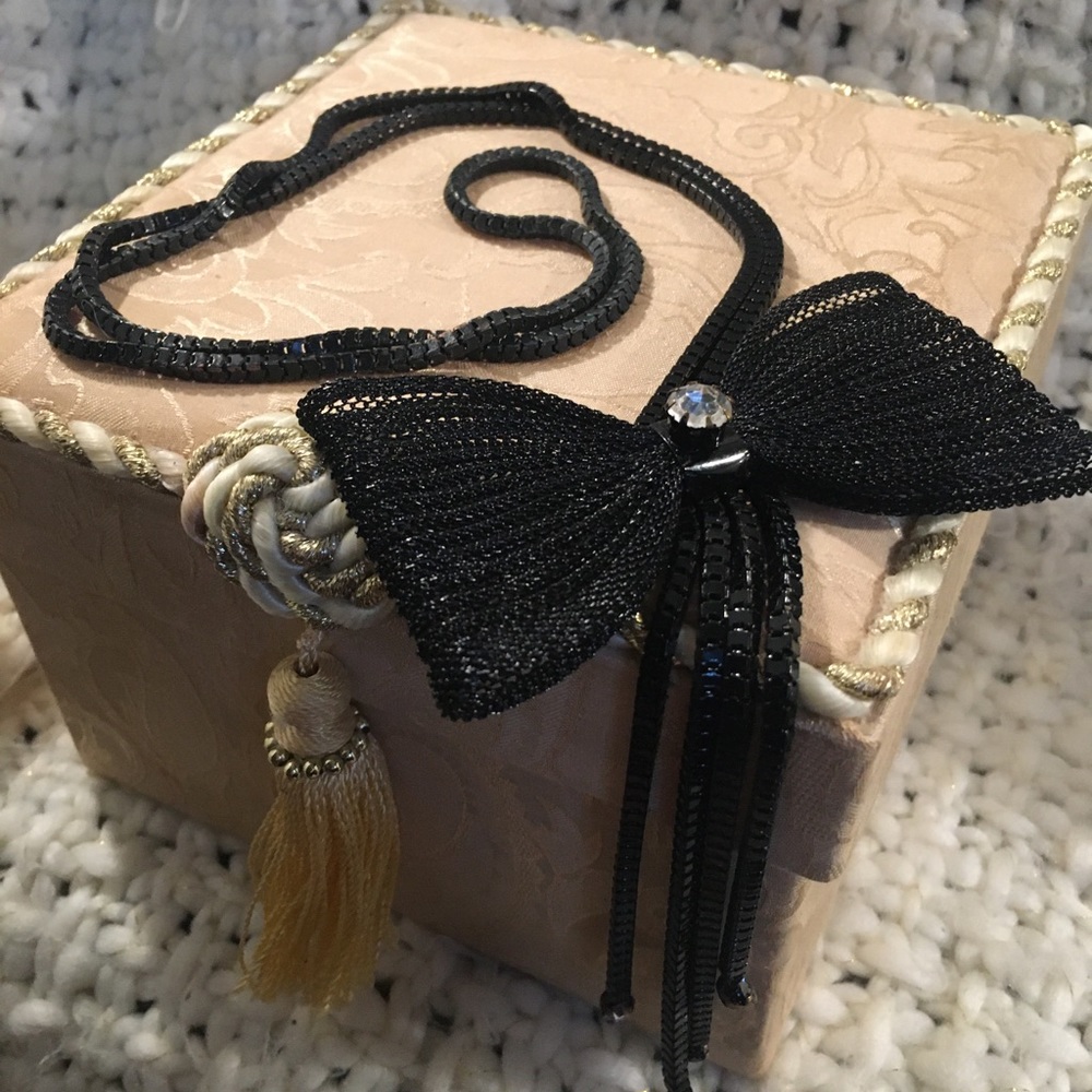 Bow Necklace